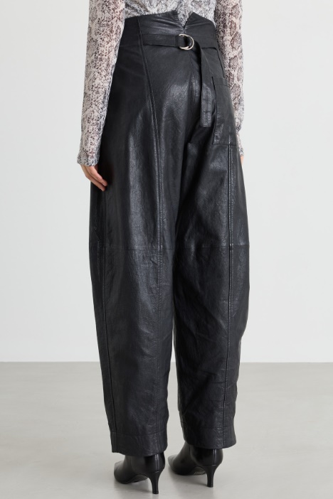 Pantalone barrel in pelle con cut-out posteriore