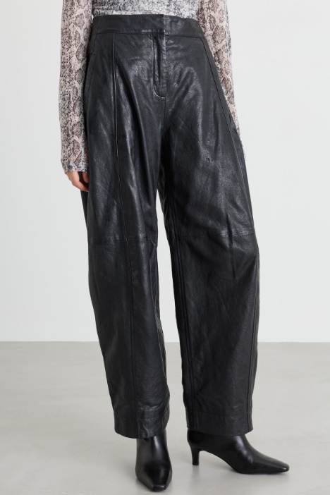Pantalone barrel in pelle con cut-out posteriore