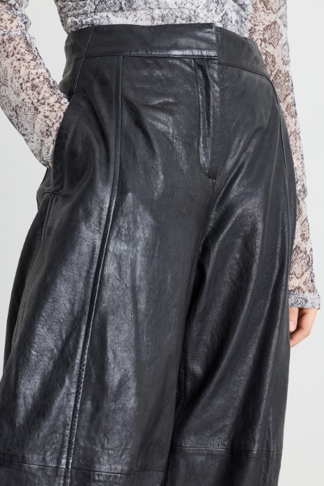 Pantalone barrel in pelle con cut-out posteriore