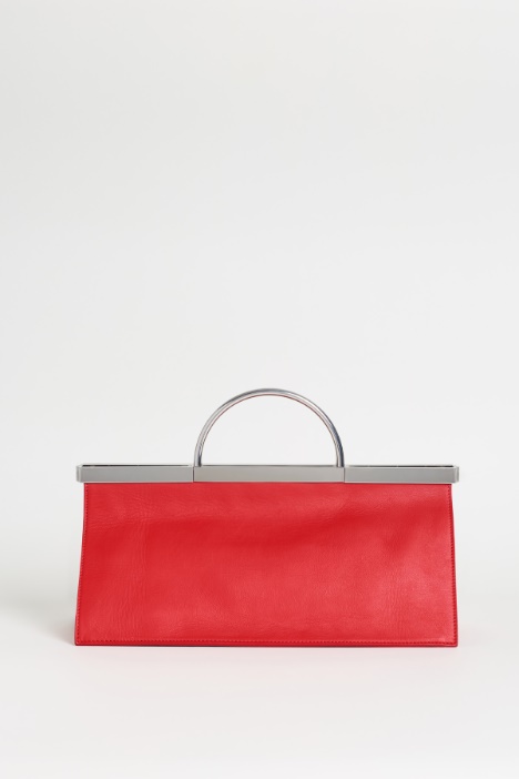 Bolso de piel con marco de metal