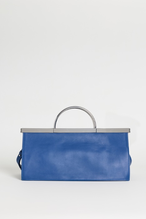 Bolso de piel con marco de metal