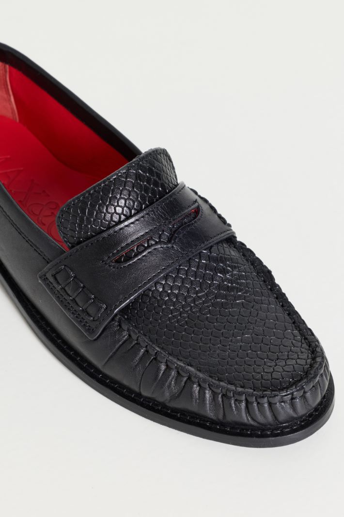 Mocasines con estampado efecto reptil - NEGRO - Intrend - 4