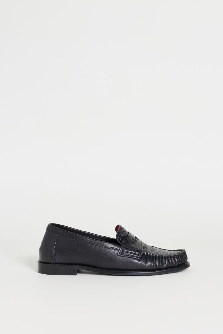 Mocasines con estampado efecto reptil - NEGRO - Intrend