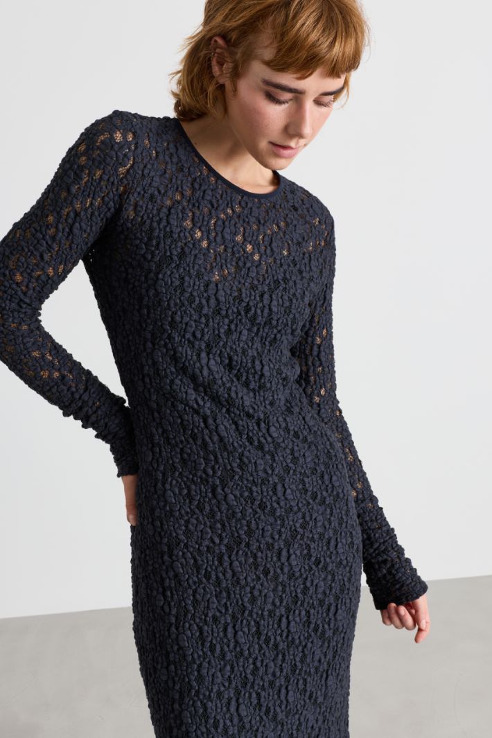 Slim-fit cloqué lace dress - BLUE - Intrend - 3