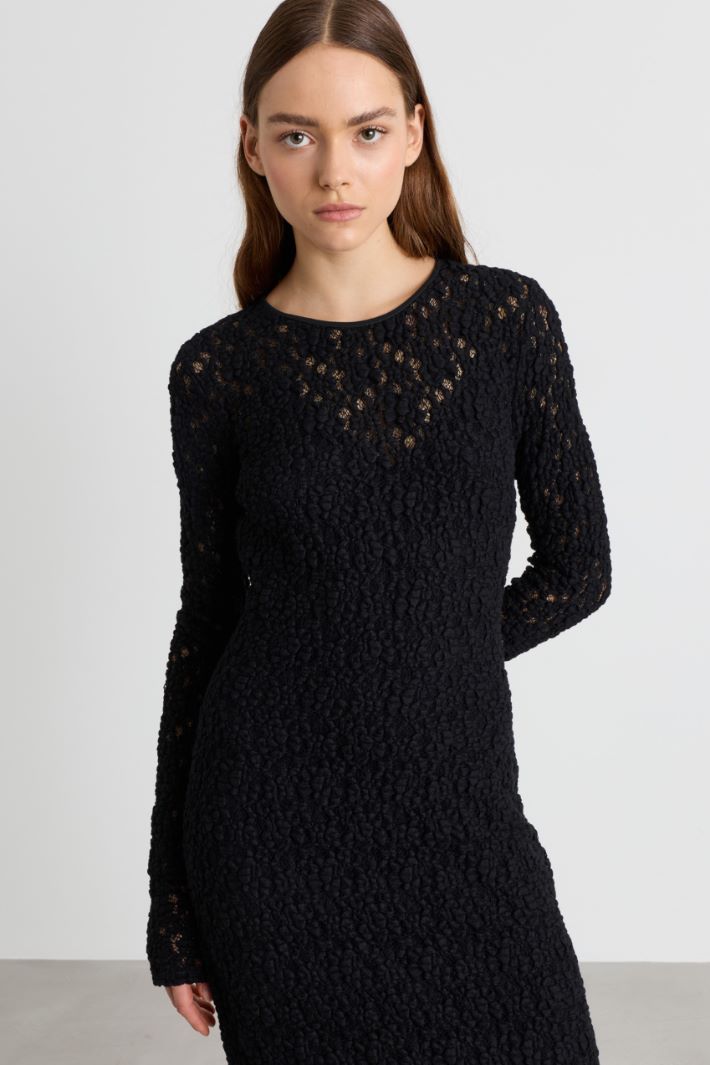 Slim-fit cloqué lace dress - BLACK - Intrend - 3