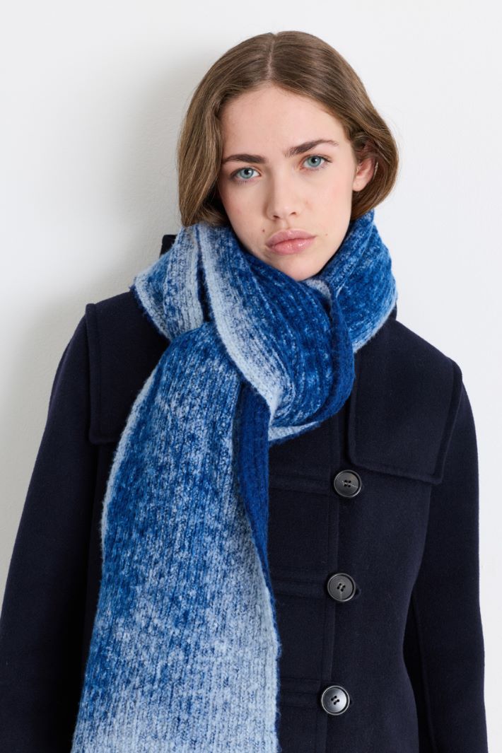 Fluffy knit scarf - BLUE - Intrend - 2
