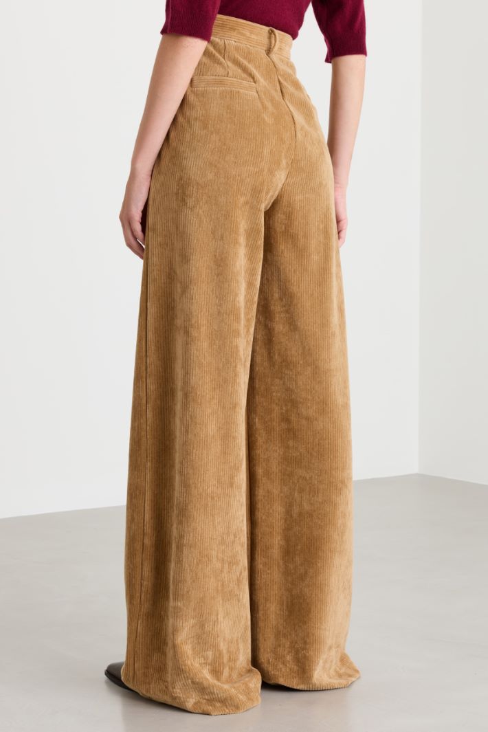 Flared velvet trousers - CAMEL - Intrend - 4