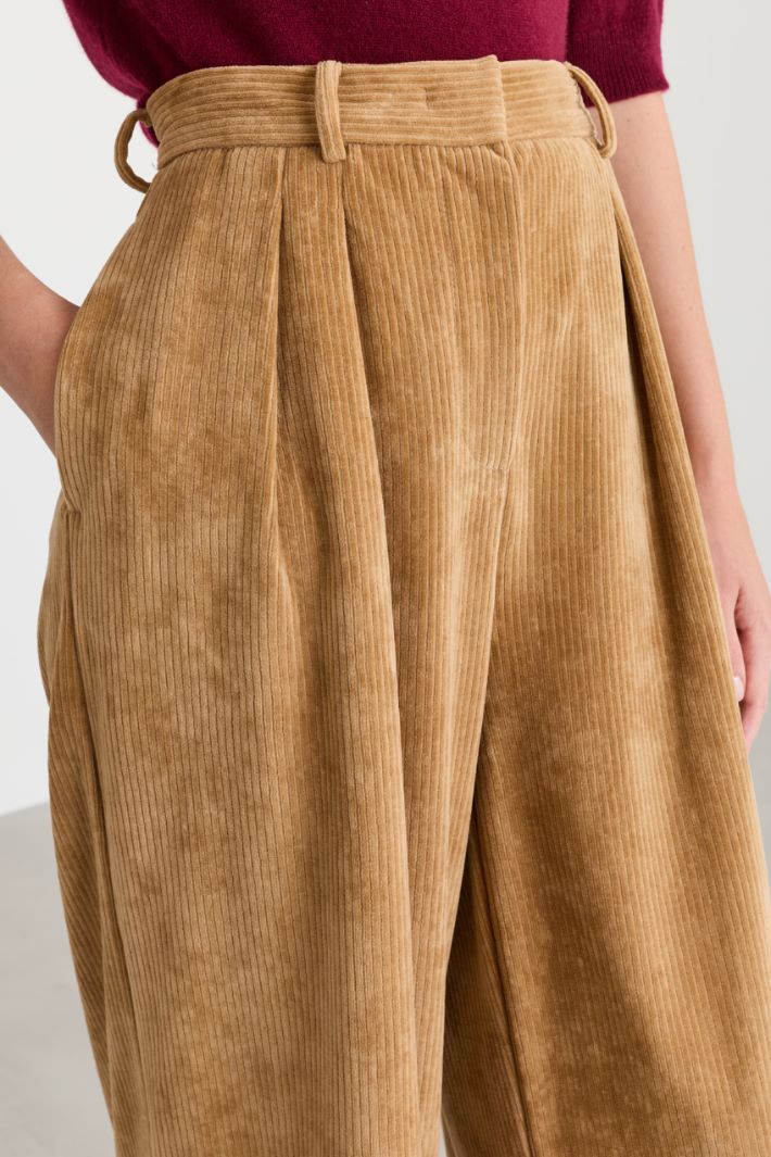 Flared velvet trousers - CAMEL - Intrend - 3