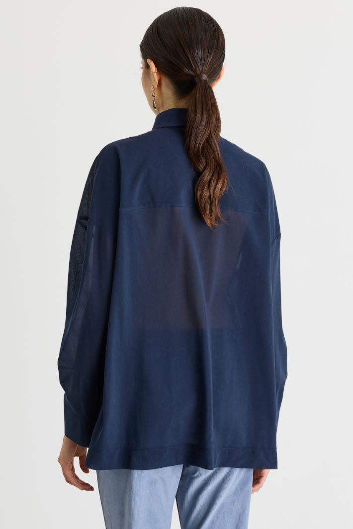 Gerade geschnittene Hemdbluse aus Jersey-Voile aus einer Baumwollmischung, mit spitzem Kragen, langen Ärmeln und Seitenschlitzen. Verschluss mit verdeckter Knopfleiste. - BLAU - Intrend - 4