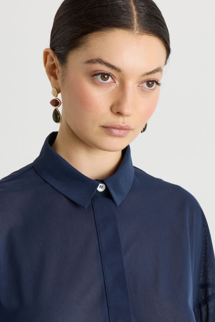 Gerade geschnittene Hemdbluse aus Jersey-Voile aus einer Baumwollmischung, mit spitzem Kragen, langen Ärmeln und Seitenschlitzen. Verschluss mit verdeckter Knopfleiste. - BLAU - Intrend - 3