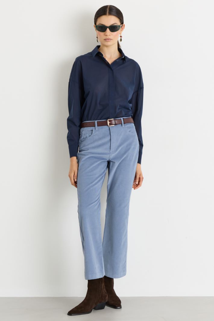Gerade geschnittene Hemdbluse aus Jersey-Voile aus einer Baumwollmischung, mit spitzem Kragen, langen Ärmeln und Seitenschlitzen. Verschluss mit verdeckter Knopfleiste. - BLAU - Intrend