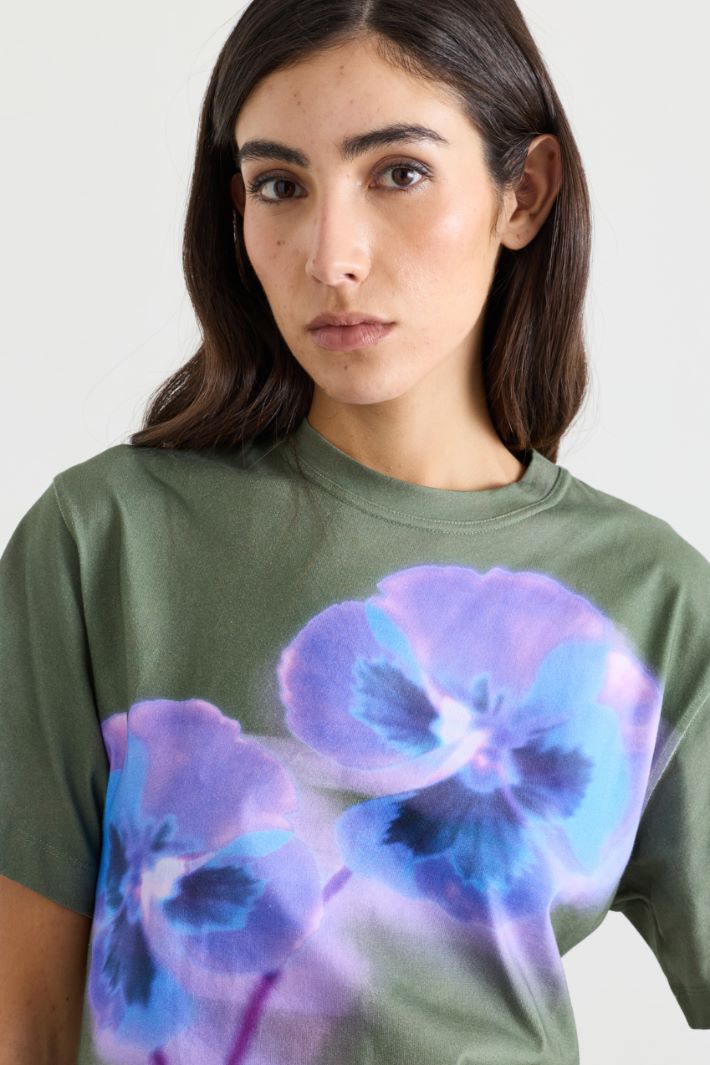 T-shirt con maxi fiori - VERDE - Intrend - 3