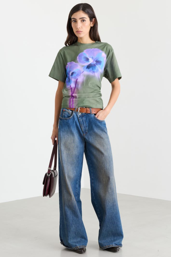 T-shirt con maxi fiori - VERDE - Intrend