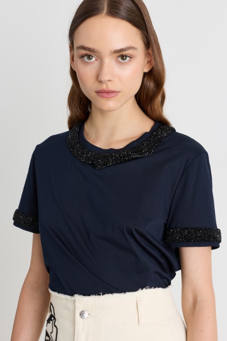 T-shirt in jersey con ricami