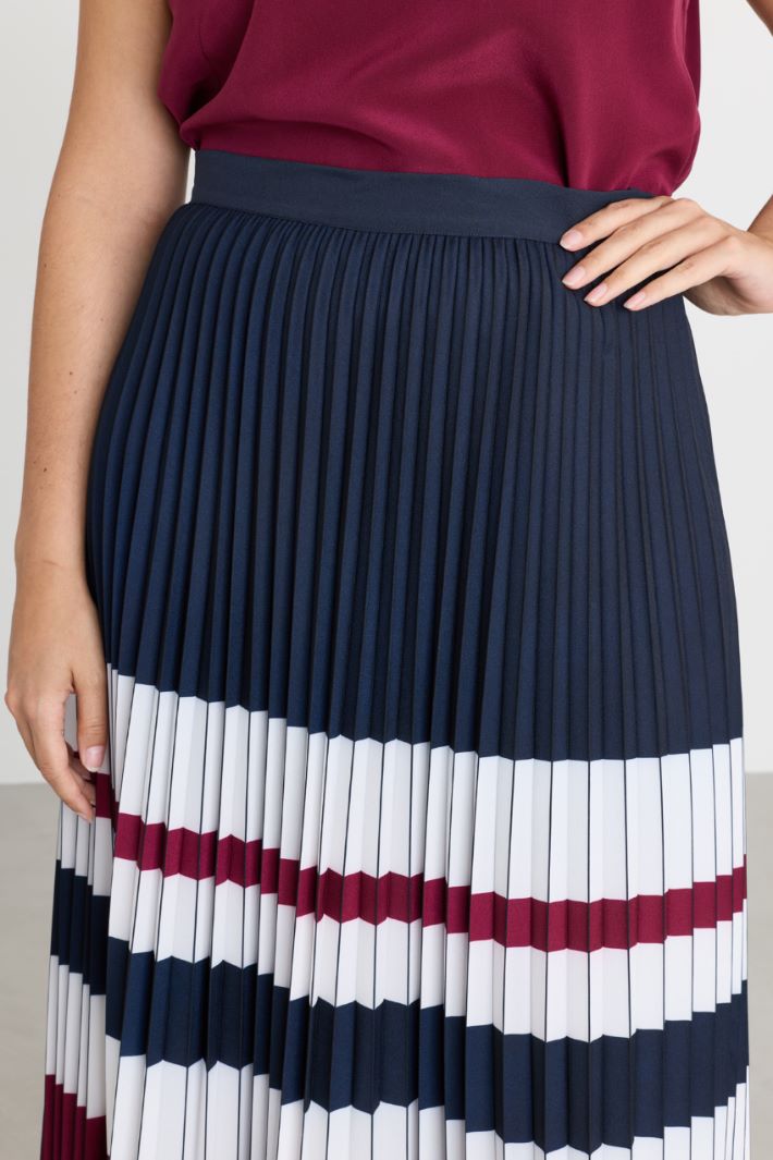 Sunray pleated skirt - BLUE BORDEAUX - Intrend - 3