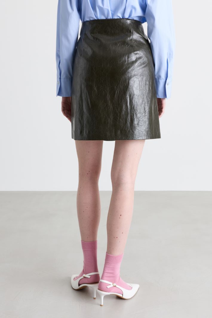 Coated fabric miniskirt - GREEN - Intrend - 4
