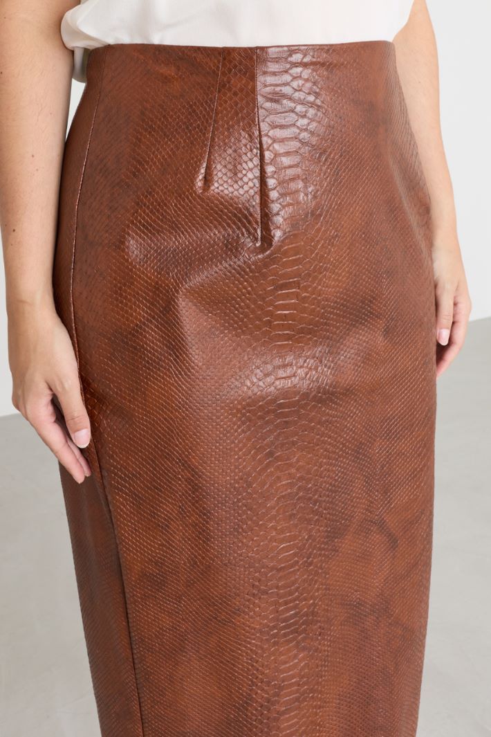 Coated python-print skirt - BROWN - Intrend - 3