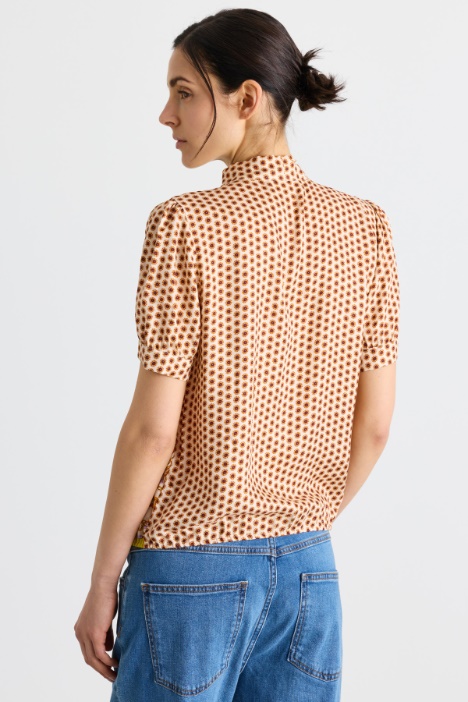 Blusa stampata con collo a foulard