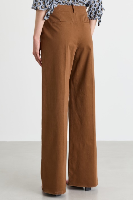 Pantalone ampio con pinces