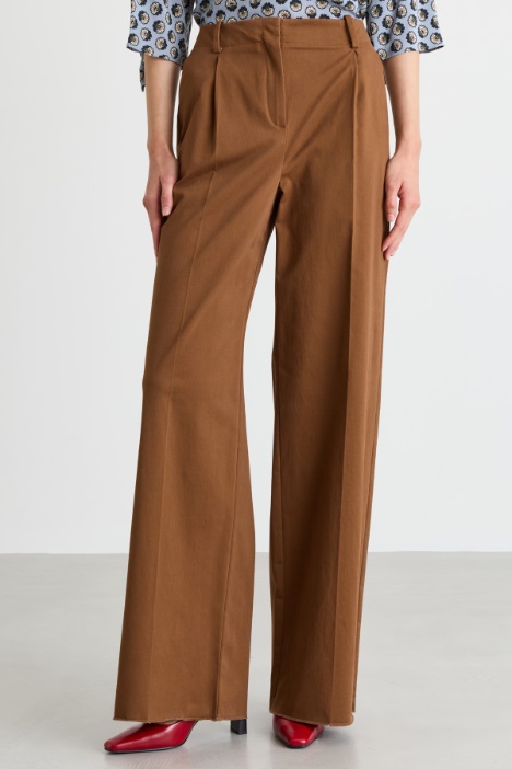 Pantalone ampio con pinces