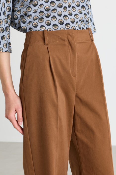 Pantalone ampio con pinces