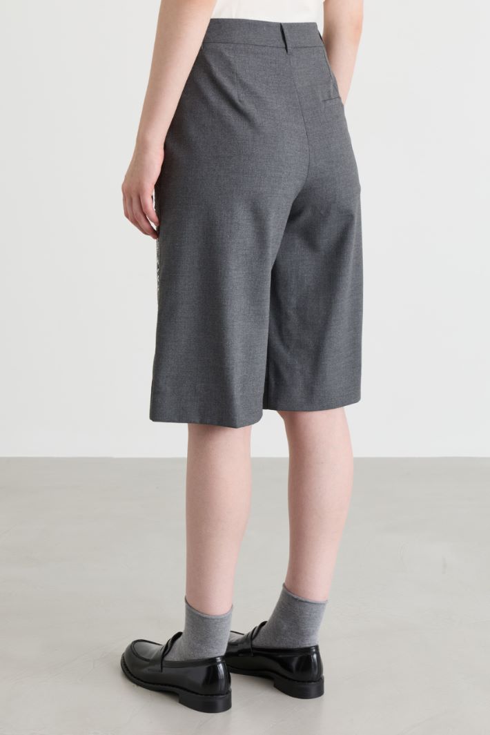 Sequinned and appliquéd shorts - GREY - Intrend - 4