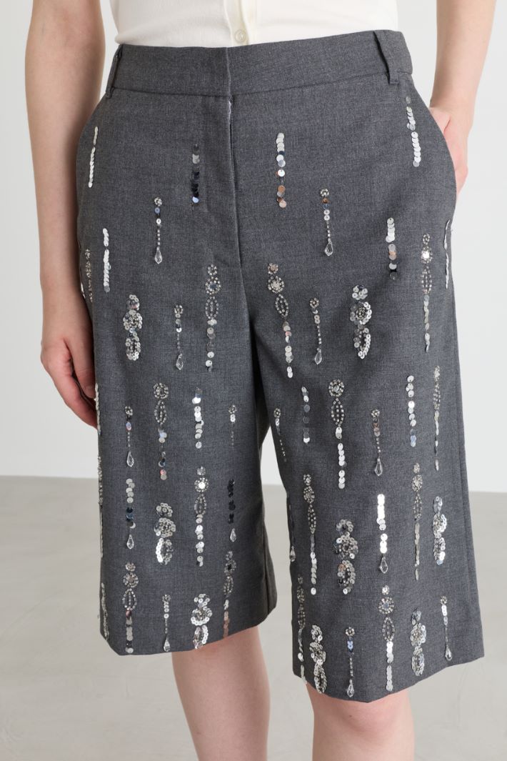 Sequinned and appliquéd shorts - GREY - Intrend - 3