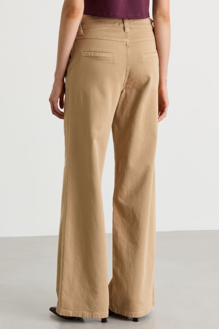 Wide-fit fleece-effect cotton satin trousers - CAMEL - Intrend - 4