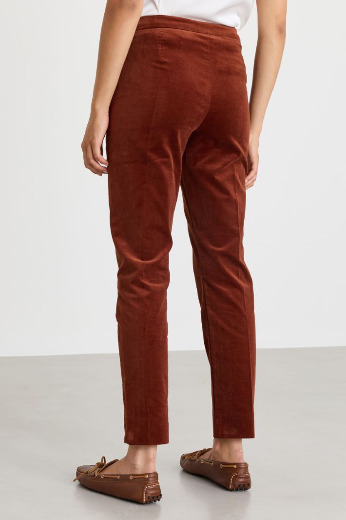Slim-fit smooth velvet trousers - BROWN - Intrend - 4