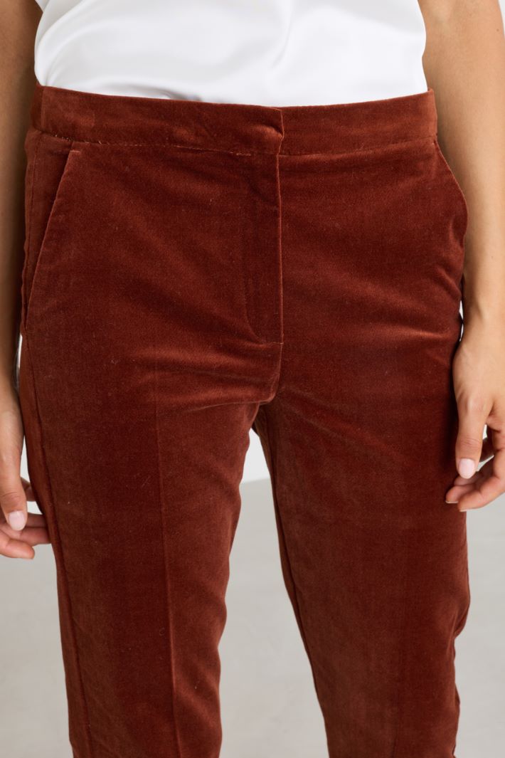 Slim-fit smooth velvet trousers - BROWN - Intrend - 3