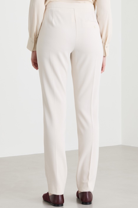 Pantalone semiaderente in crepe