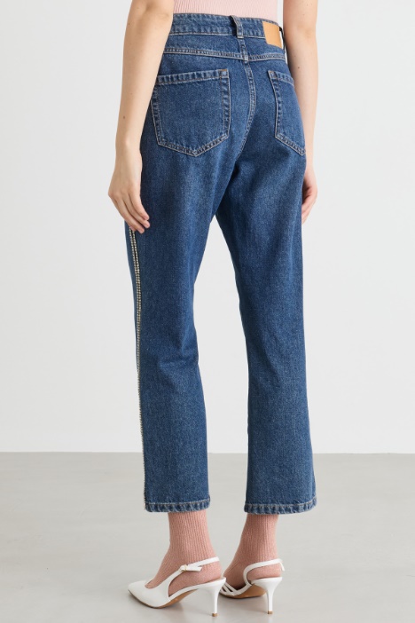Jeans con strass applicati