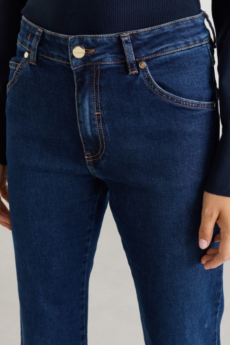 Jeans flare con orlo sfrangiato