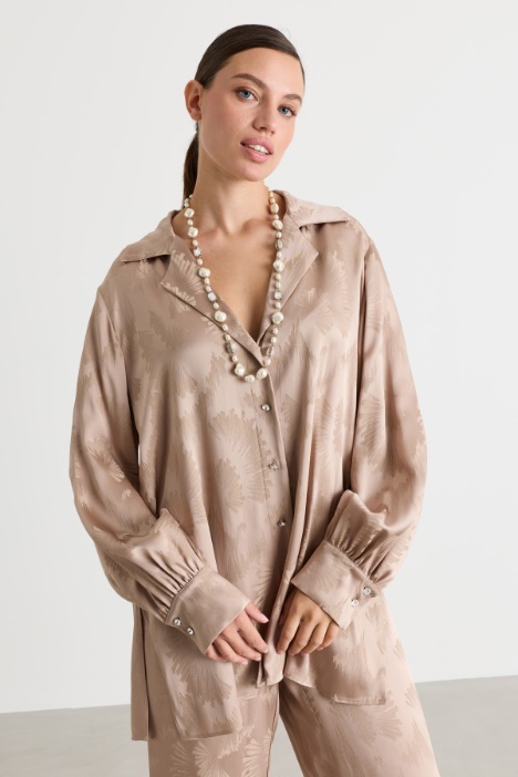Hemdbluse in gerader Passform aus Jacquard-Satin mit Revers, langen Ärmeln mit Falten und Raffungen, breiten Manschetten mit Schmuckknöpfen sowie Seitenschlitzen. Verschluss mit Schmuckknöpfen. - Intrend