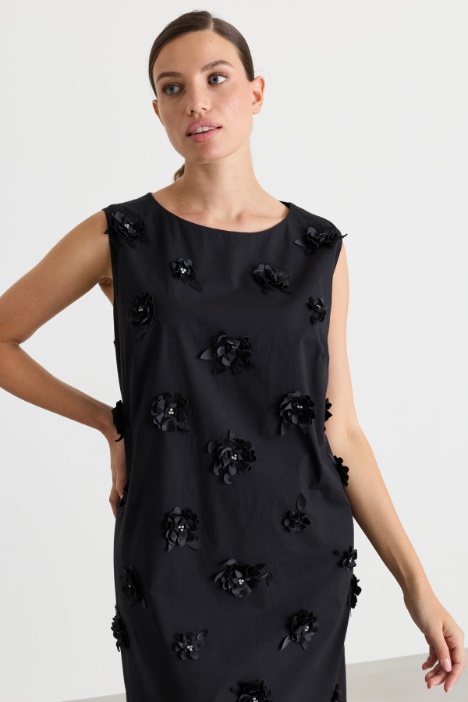 Abito in popeline con ricamo floreale e strass