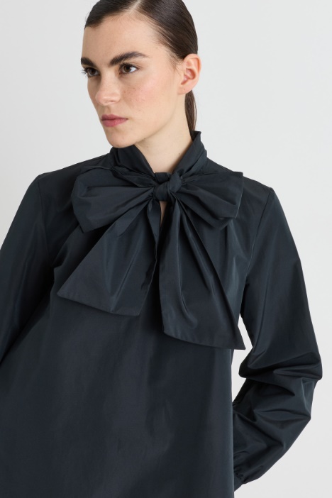 Abito ad A con collo a foulard
