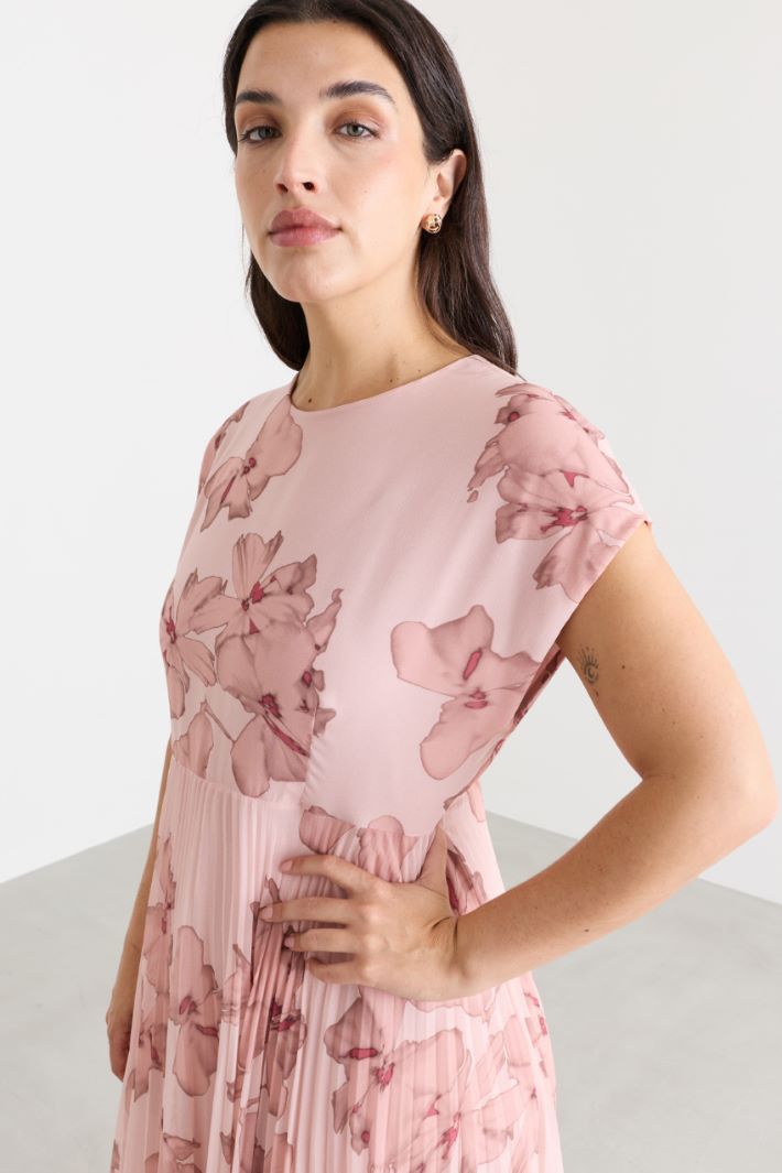 Long dress in plissé soleil georgette - PINK - Intrend - 3