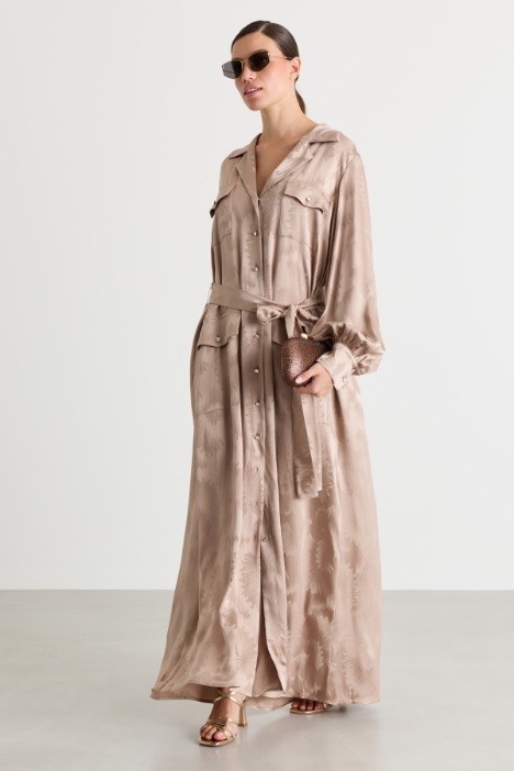 Hemdblusenkleid mit weichem Fall aus Jacquard-Satin, mit Revers, langen Ärmeln mit Falten und Raffung am Ärmelsaum, Manschetten mit Knöpfen, Pattentaschen, einer doppellagigen Passe und Kellerfalte im Rücken. Verschluss mit Schmuckknöpfen und Gürtel. - Intrend