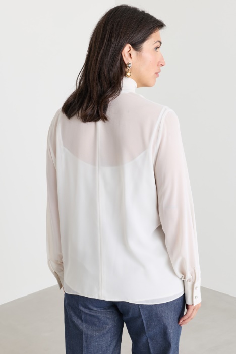 Blusa in georgette con bottoni gioiello