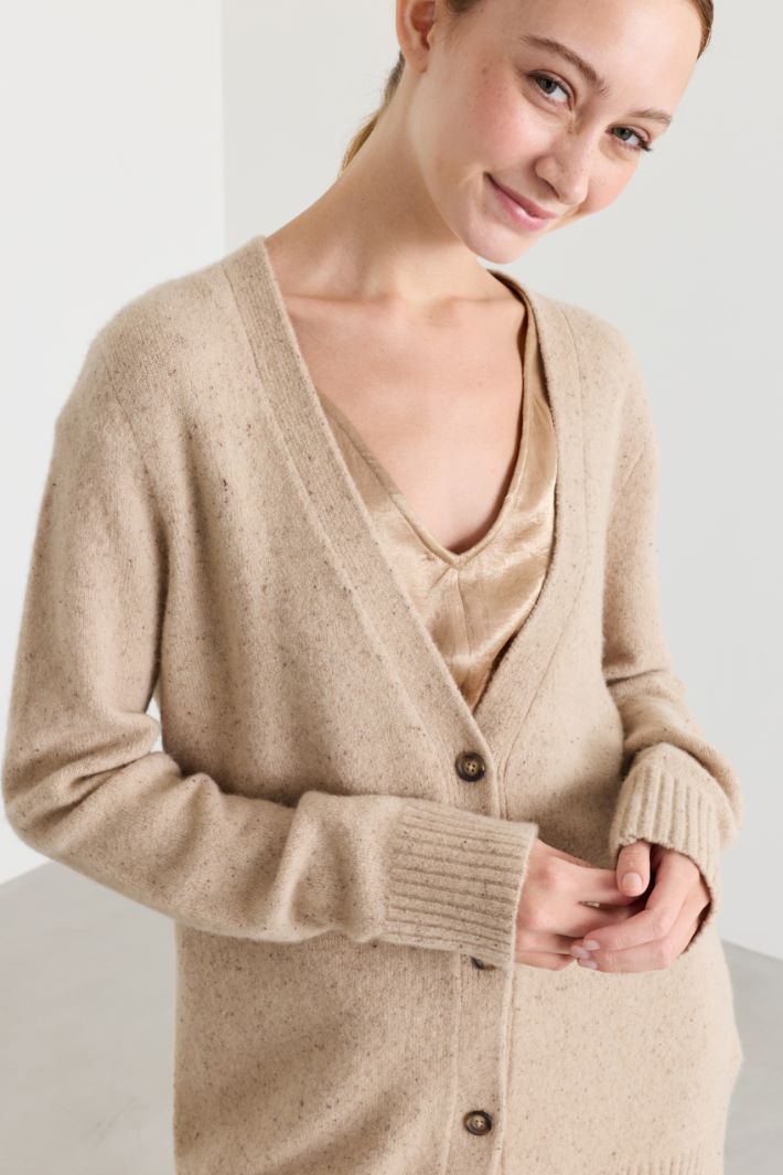 Soft wide V-neck cardigan - CAMEL - Intrend - 3