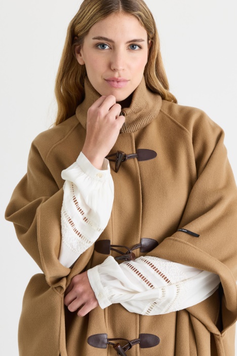 Cappa in lana con collo alto in maglia