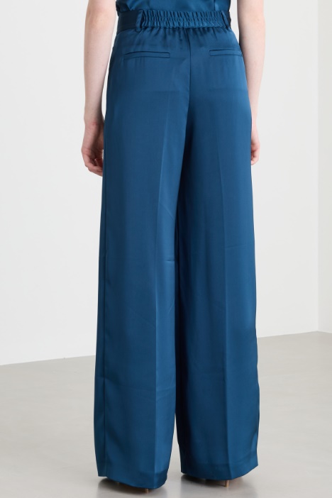 Pantalone ampio in raso fluido