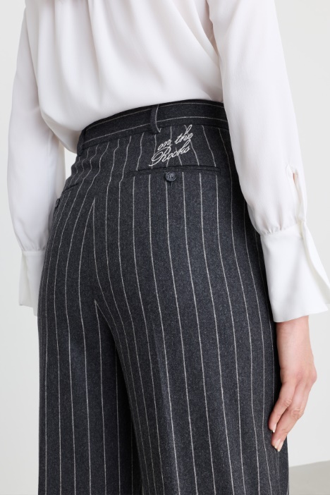 Pantalone gessato con ricamo