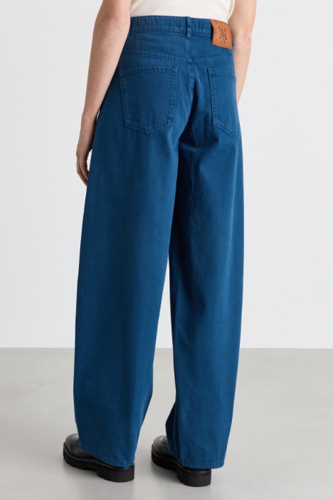 Pantalone barrel leg in drill di cotone