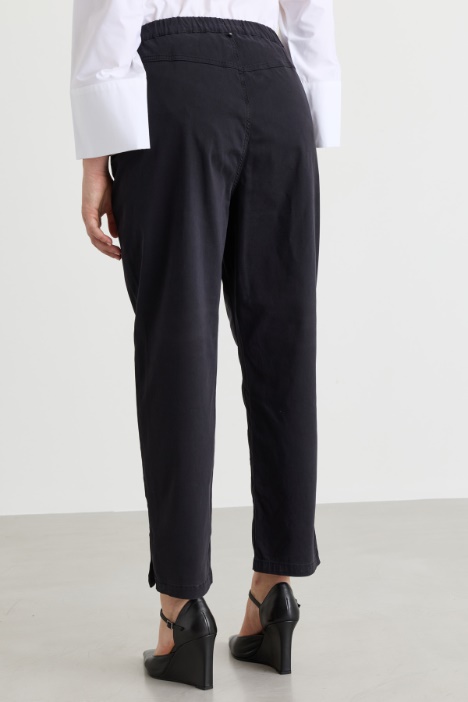 Pantalone stretch in raso di cotone