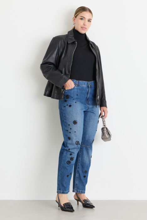 Jeans mit floraler Stickerei - Intrend