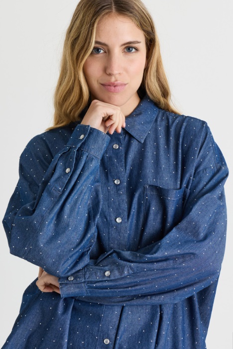 Casacca in jeans con maxi tasche e borchie