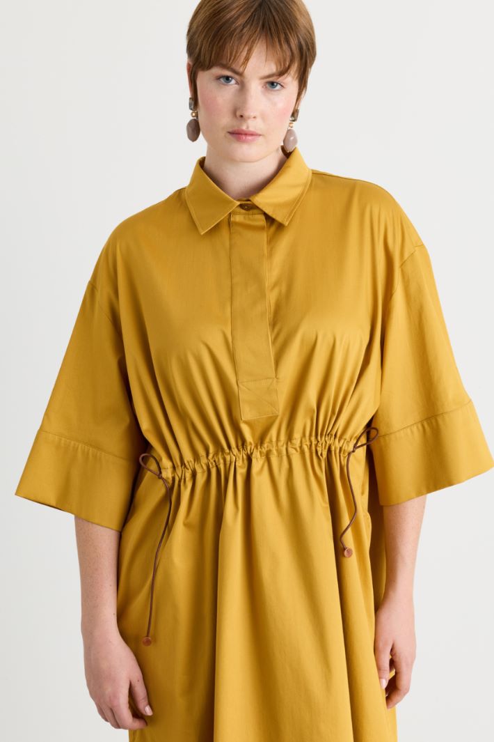 Vestido de satén con cordón ajustable en la cintura - AMARILLO - Intrend - 3