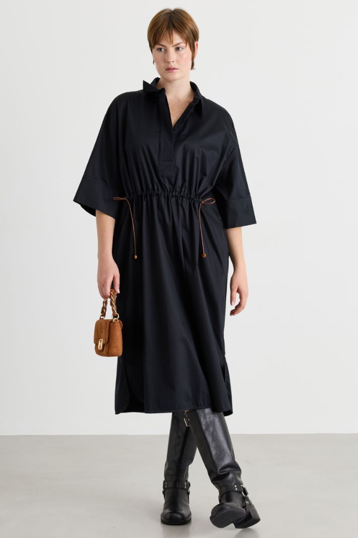 Satin dress with a drawstring waist - BLACK - Intrend - 2