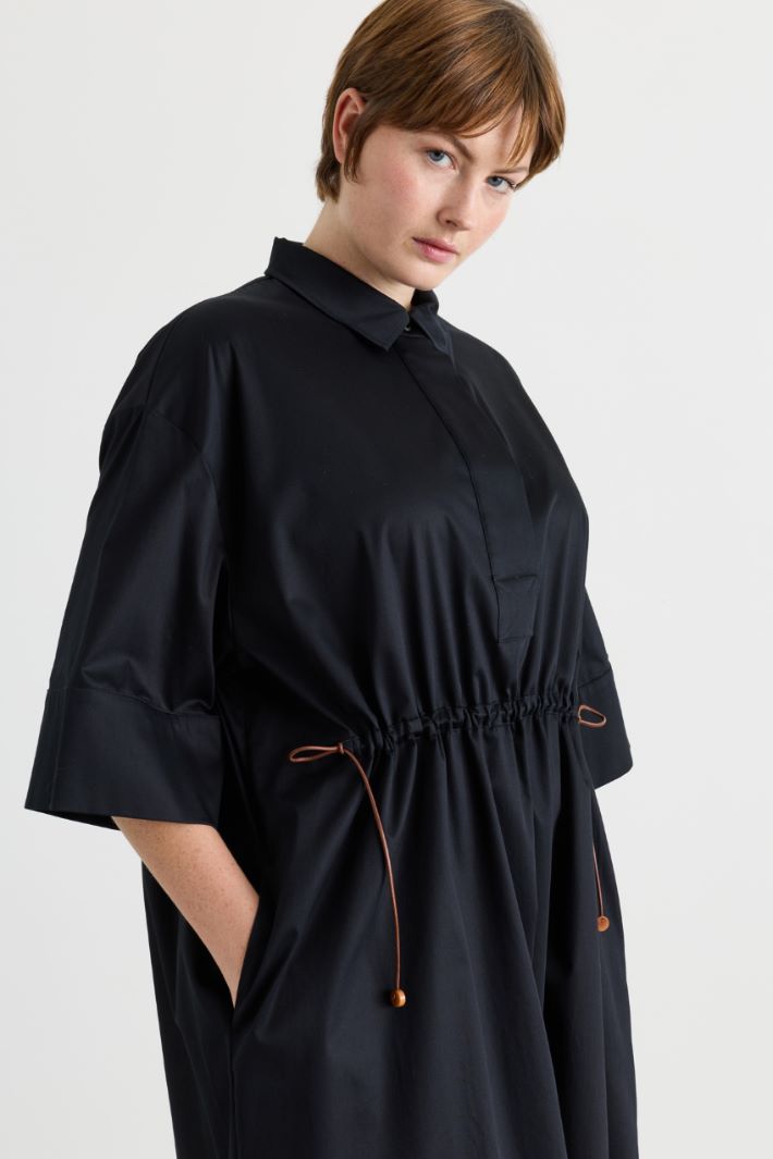 Satin dress with a drawstring waist - BLACK - Intrend - 3